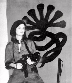 Εικόνα_2: Η Patty Hearst ως ενεργό μέλος της Οργάνωσης. Colleen Stan (1977).
