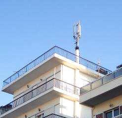 (κύριος λοβός εκποµπής), ενώ παράλληλα εκπέµπει και προς τα κάτω πολύ µικρότερη ισχύ (δευτερεύοντες λοβοί εκποµπής).