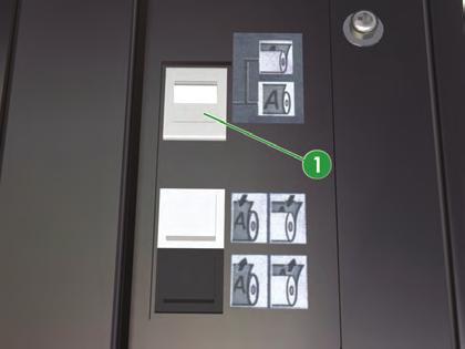 11. Στη μπροστινή πλευρά του εκτυπωτή, τοποθετήστε το διακόπτη κατεύθυνσης τροφοδότησης (1) για εκτύπωση στην εσωτερική ή την εξωτερική πλευρά του μέσου εκτύπωσης. 12.