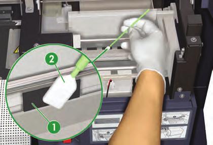 9. Χρησιμοποιήστε το καθαριστικό βουρτσάκι της HP (2) για να καθαρίσετε τις μπροστινές και πίσω πλευρές των λεπίδων του καθαριστήρα (1).