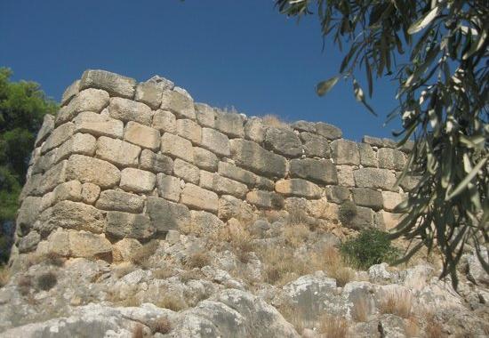 Σχήμα 6: Τα Κυκλώπεια Τείχη στις Μυκήνες (https://www.tripadvisor.com.gr/). β.