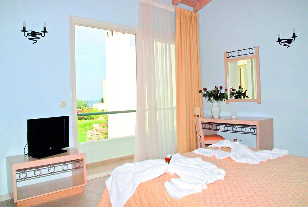 Tariful pentru 2 șezlonguri și o umbrelă este de 8 euro/zi. Facilități hotel: Almyros Beach oferă turiștilor săi un restaurant care serveşte preparate din bucătăria grecească şi internaţională.