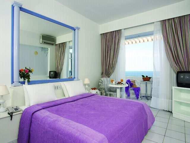 Plajă: Hotelul este situat pe plaja privată, unde șezlongurile și umbreluțele sunt gratuite.