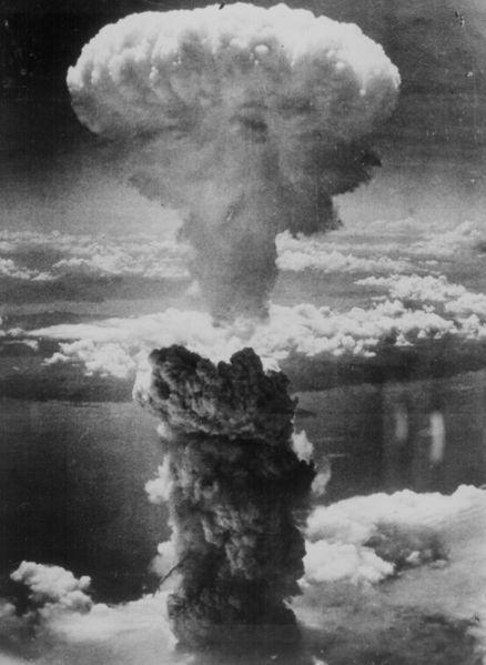 ATOMSKA BOMBA 2) Toplotno dejstvo je posljedica toplotnog zračenja uţarene vatrene lopte u kojoj temperatura, u trenutku eksplozije, dostiţe nekoliko desetina miliona kelvina.