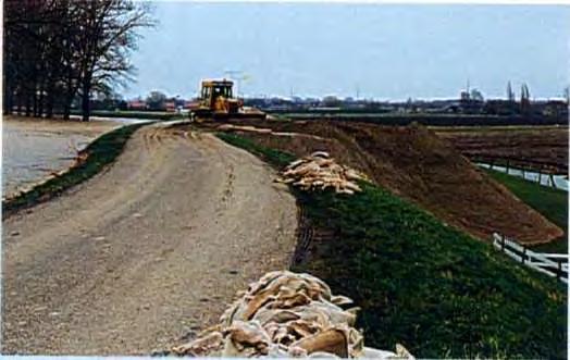 1996; 490 εκατομμύρια ί' 1995 i 242 Ατομικά δάνεια: 491 εκατομμύρια 4^ 1996 1 490 Συνολικά δάνεια: 64 εκατομμύρια 1997 555 Πιστώσεις από συνολικά δάνεια; όο εκατομμύρια Ατομικά δάνεια χορηγήθηκαν