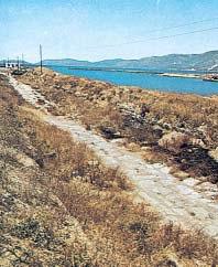 Ο δίολκος. Ο Περίανδρος συνέλαβε την ιδέα να κόψει τον Ισθμό. Το έργο δεν πραγματοποιήθηκε λόγω ανυπέρβλητων εμποδίων.
