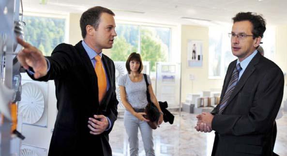 Novice iz Hidrie Podjetje ustvarjamo ljudje OBISK MINISTRA ZA RAZVOJ Minister za razvoj dr. Žiga Turk je konec avgusta obiskal podjetji Hidria in Iskra Avtoelektrika.