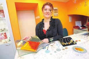 Običajno so vezli s srebrnimi in zlatimi nitmi,«je razložila Petra Glažar (na sliki desno), ki je še pred desetimi leti plesala orientalske plese, jih poučevala, koreografirala predstave, zadnja pod