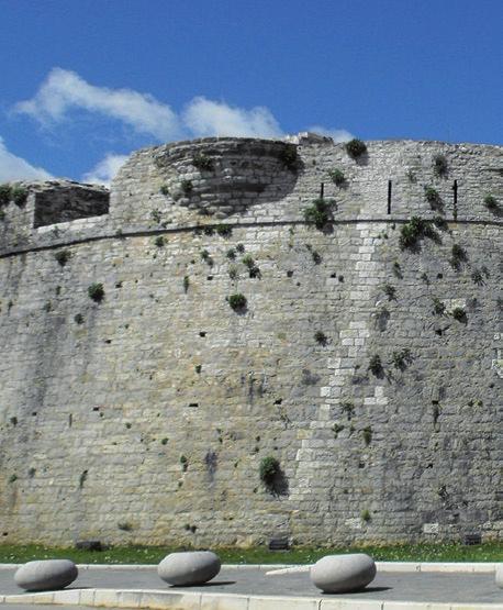 Το Ιτς Καλέ κατασκευάστηκε από τον Αλή πασά μετά την ολοκλήρωση του εξωτερικού τείχους και αποτελεί αυτοτελές φρούριο, με εμβαδόν 36,4 στρέμματα, έσχατο καταφύγιο των υπερασπιστών της πόλης σε
