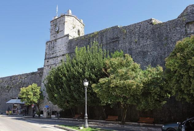 Σύμφωνα με μαρτυρίες, η κεντρική πύλη είχε αρχικά τη μορφή κινητής γέφυρας πάνω από την ένυδρη τάφρο.