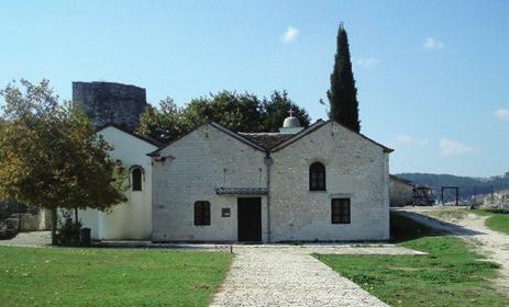Ανάμεσα στα σημαντικότερα εκθέματα συγκαταλέγονται οι δύο πήλινες ανάγλυφες εικόνες από τον βυζαντινό ναό του Αγίου Βασιλείου στην Άρτα, οι νομισματικοί «θησαυροί» μεσαιωνικών χρόνων που βρέθηκαν σε
