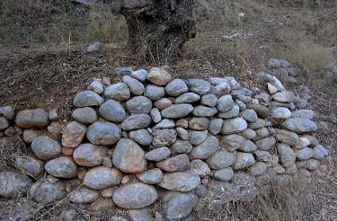 123 αδυναμίας εξασφάλισης λατομικών λίθων. Πριν από τη χρήση γίνεται διαλογή των μεγαλύτερων και πλακοειδών λίθων αφού πρώτα καθαριστούν.