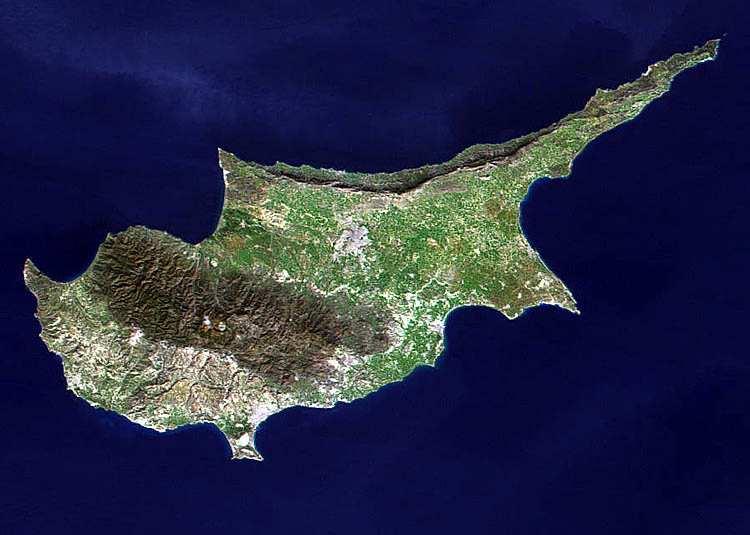 Η Κύπρος έχει έκταση 9,254 τετραγωνικά χιλιόµετρα και χωρίζεται σε τέσσερις φυσικές περιοχές: (α) Την οροσειρά του Τροόδους, που βρίσκεται στο κεντροδυτικό µέρος του νησιού.