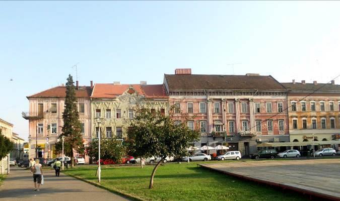 Bulevardul Revoluţiei Cap de perspectivă spre sud este Teatrul de stat în spatele căruia se află Piaţa Avram Iancu, acolo unde iniţial s-a format centrul oraşului. La începutul sec.