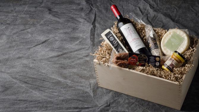 Οίνος Ερυθρός ΣΥΛΛΟΓΕΣ της Οικογένειας Κωσταρέλου (750ml): ένα φρέσκο, φρουτώδες ερυθρό κρασί από ποικιλίες Merlot και Cabernet Sauvignon.