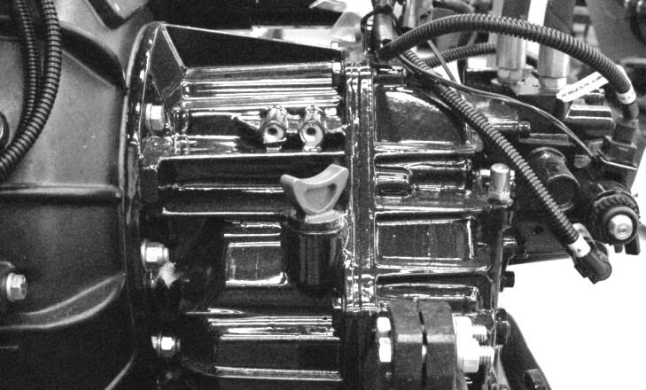 Ενότητα 4 - Συντήρηση ΣΗΜΕΙΩΣΗ: Η προσθήκη 0,95 L (1 US qt) λαδιού κινητήρα θα ανεβάσει τη στάθμη από το κάτω όριο στο άνω όριο του εύρους λειτουργίας.