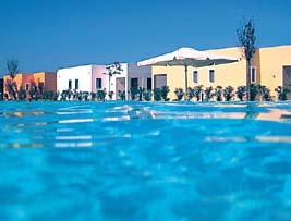 Γήπεδο τένις, beach volley, pool games, γυμναστήριο, spa center, μίνι μάρκετ.