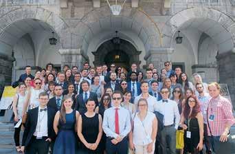 Mladi 14 Za solidarnost, mir in proti Udeleženci mednarodne mladinske konference MUNCS Salient pred Mestno hišo. Učenci OŠ Moškriča so že 10.