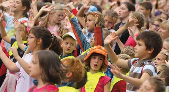 ZPE 2016 8 Pisan ulični festival sklenil ETM Vita Kontić»Mesto si Izjemen uspeh Foruma mednarodno udeležbo Vita Kontić 1 Fotografiji: Nik Rovan Tudi letos je Evropski teden mobilnosti obogatila