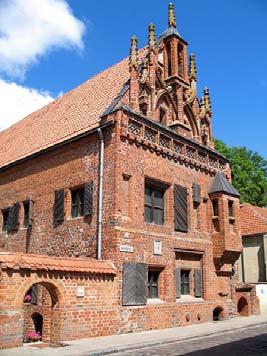 Svarbiausias gotikos pilių kompozicijos akcentas - monumentalūs, apskriti, išsikišę bokštai ir rezidenciniai rūmai. Tokios buvo Vilniaus, Kauno, Trakų pusiasalio pilys.