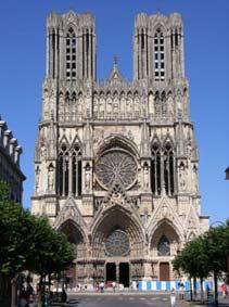 Rozetės Reimso katedra (vakarinis fasadas) Paprastai gotikinės bažnyčios statytos lotyniškojo kryžiaus formos. Kontraforsai ir arkbutanai jų išorei teikia savitumo.
