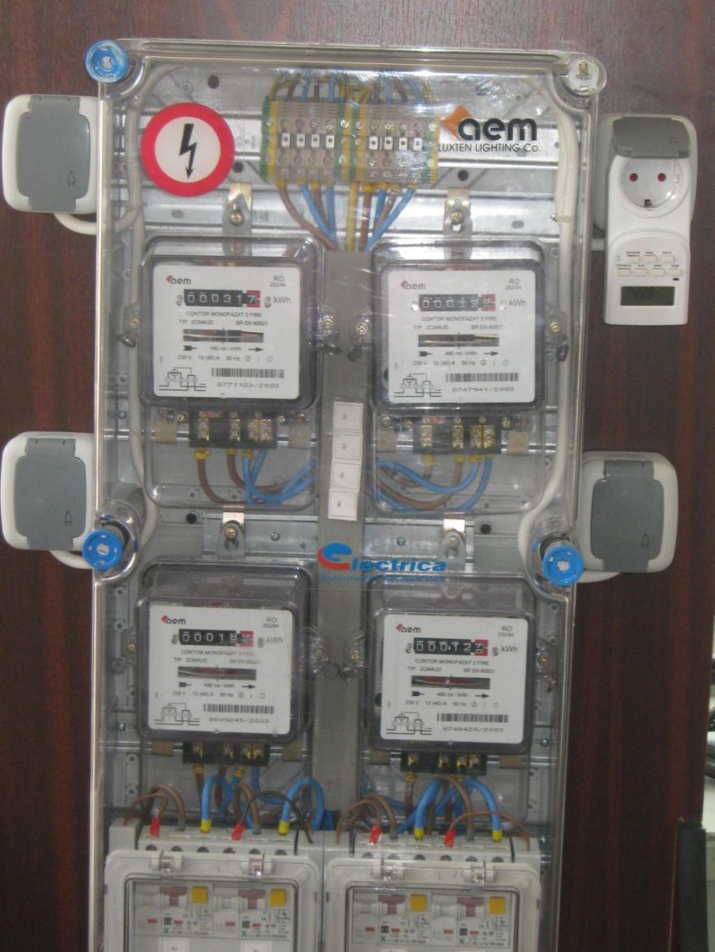 Modelul fizic al sistemului de iluminat public exterior, realizat în laboratorul de Transportul şi Distribuţia Energiei Electrice este alimentat cu energie electrică de la o firidă de distribuţie de
