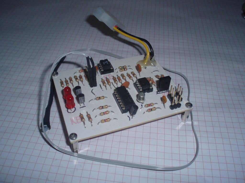 3. Uporaba Vezje napajamo z 2VDC preko molex priključka kar z računalniškim napajalnikom. Termistor pritrdimo na želeno mesto merjenja z dovolj termalne paste, da zagotovimo dober termo spoj.