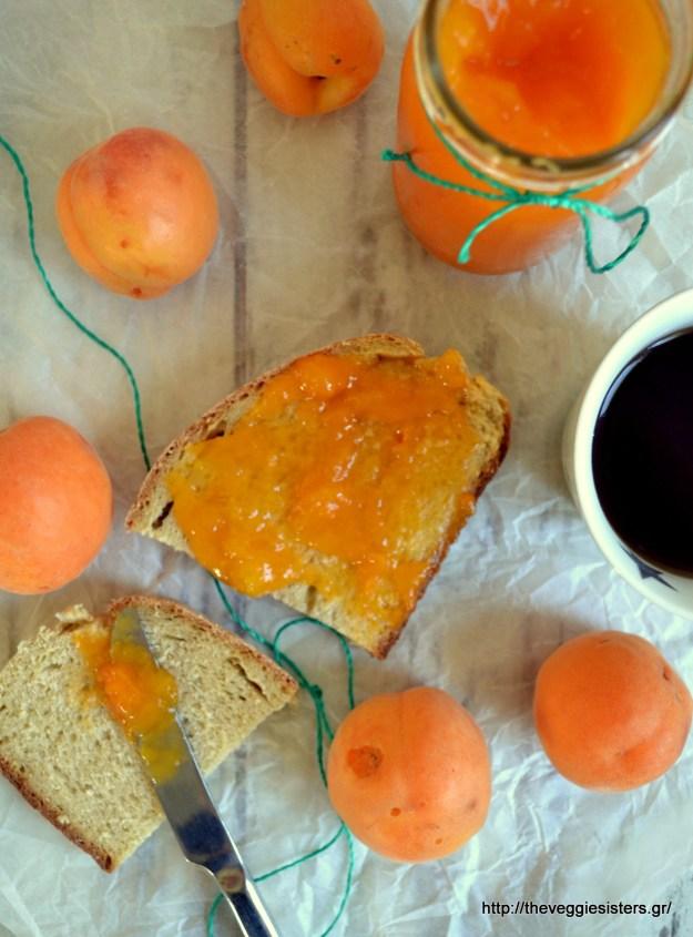 Stir well. When jam starts to get thick, pour lemon juice and stir for a while.