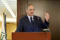 Θεοδόσης Πελεγρίνης, ο πρέσβης της Κυπριακής Δημοκρατίας στην Αθήνα, κ. Κυριάκος Κενεβέζος, κι ο αναγορευθείς ως Επίτιμος Καθηγητής, κ. Κώστας Καδής.