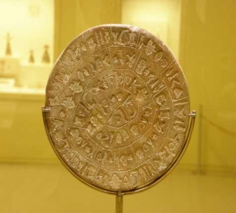 Ο Δίσκος της Φαιστού είναι ένα αρχαιολογικό εύρημα από την Μινωική πόλη της Φαιστού στη νότια Κρήτη και χρονολογείται πιθανώς στον 17ο αιώνα π. Χ.