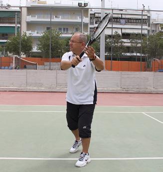 5.7 Μπάκχαντ Βολέ (Backhand Volley) 5.7.1 Χαρακτηριστικά του κτυπήματος και της πτήσης της μπάλας Βλέπε 5.6.1 5.7.2 Ανάλυση του κτυπήματος Βλέπε πίνακα 5.4 5.7.3 Φάσεις κτυπήματος μπάκχαντ βολέ Εικόνα 5.