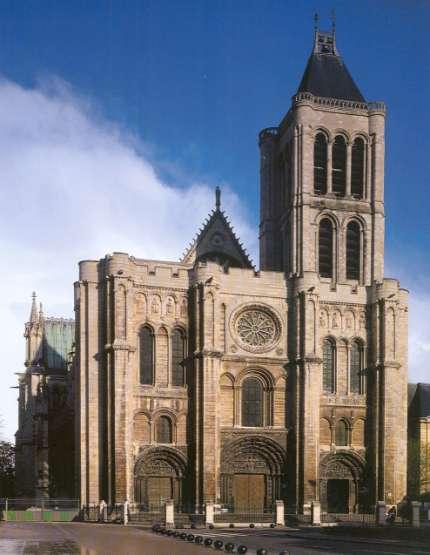 Η αρχιτεκτονική αποτέλεσε το κυριότερο εκφραστικό μέσο της γοτθικής τέχνης και με καταγωγή από τη Γαλλία, εμφανίζεται την περίοδο 1130-1150.
