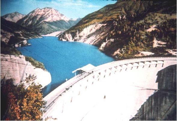 Figure 1.1a: Το φράγµα Vajont κατά την διάρκεια πλήρωσης της λεκάνης κατάκλισής του (ταµιευτήρα).