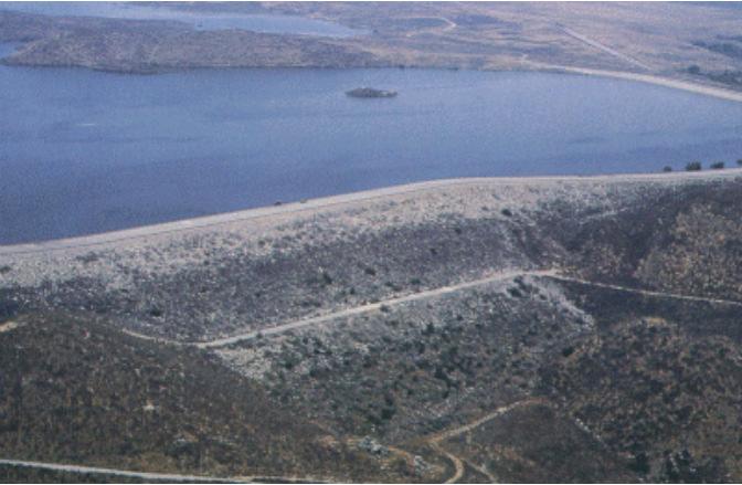 Ένα λιθόριπτο φράγµα όπου όλα τα κενά του έχουν γεµίσει µε λεπτόκοκκα υλικά µε την µέθοδο της υδραυλικής πληµµύρας θεωρείται συνήθως ως χωµάτινο φράγµα. 8.4.1. Τύποι χωµάτινων φραγµάτων. 1.