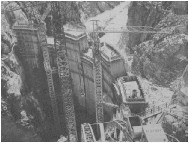 10.3. Κατασκευή Φραγµάτων από Σκυρόδεµα. 1. Παραγωγή Αδρανών Υλικών. 2. ιαχείριση σκυροδέµατος, τοποθέτηση και στερεοποίησή του. 3. Ξυλότυποι σκυροδέτησης. 4. Ενσωµατωµένα στοιχεία στο σκυρόδεµα. 5.