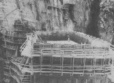 Η κατάλληλη και ορθή στερεοποίηση του σκυροδέµατος χαµηλούκαθίσµατος είναι επίµοχθη και απαιτεί συνεχή επίβλεψη. Ο αποδοτικότερος συµπυκνωτής είναι συνήθως ένας µεγάλος φορητός δονητής δύο ατόµων. 10.