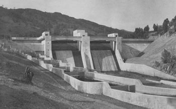 1.4.1. Κιβωτοειδή προφράγµατα (cofferdams) - Τα κιβωτοειδή προφράγµατα είναι συνήθως προσωρινές κατασκευές που κατασκευάζονται ανάντη από ένα φράγµα για να αποτρέψουν τη ροή των ρεµάτων και ποταµών