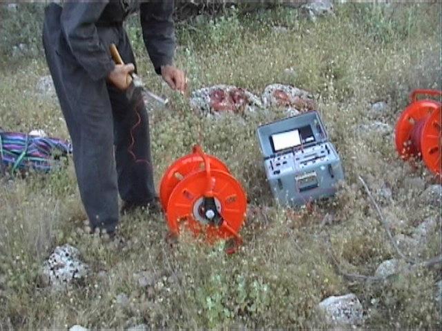 Σχήµα. Γεωφυσικό όργανο κατά την εκτέλεση υπαίθριων γεωηλεκτρικών διασκοπήσεων σε έρευνα υπεδάφους στην ζώνη θεµελίωση ενός φράγµατος. 3.5.4.