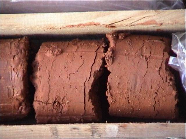 Φώτο. Λεπτοµέρειες (close-up) του εδαφικού τύπου που συναντήθηκε σχεδόν κατά αποκλειστικότητα στο υπέδαφος θεµελίωσης του έργου.