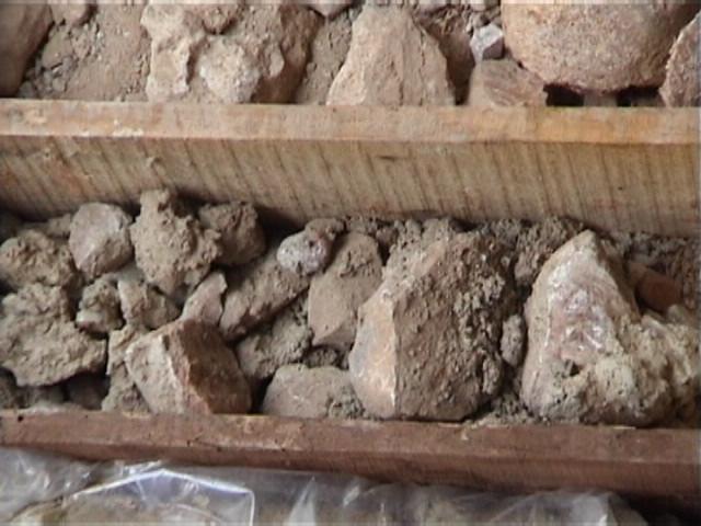 Φώτο. Λεπτοµέρειες (close-up) του εδαφικού τύπου που συναντήθηκε στα ανώτερα στρώµατα του υπεδάφους θεµελίωσης ενός έργου, αµέσως κάτω από τα κροκαλοπαγή.