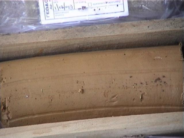 Φώτο. Λεπτοµέρειες (close-up) του εδαφικού τύπου που συναντήθηκε στα ανώτερα στρώµατα του υπεδάφους θεµελίωσης ενός έργου.