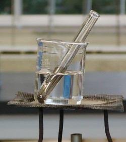 6) Προστίθενται στο σωλήνα με το ίζημα 3 ml απιοντισμένο νερό και θερμαίνεται σε υδατόλουτρο αναδεύοντας με γυάλινη ράβδο ώστε να διαλυτοποιηθεί το PbCl 2 προς Pb 2+ (aq) + 2Cl (aq) Πλέγμα αμιάντου