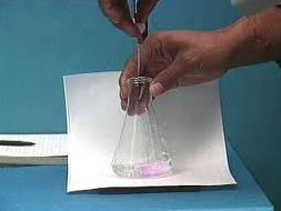 Τιτλοδότηση διαλύματος ΗCl 6) Σε κωνική φιάλη των 250 ml μεταφέρονται με σιφώνι 25 (ή 20) ml διαλύματος Na 2 CO 3 και προστίθενται 3-4 σταγόνες δείκτη