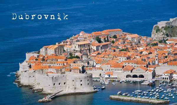 κατοικείται από τον 7ο αιώνα π Χ, αιώνα, βρίσκεται στις ακτές της Αδριατικής και είναι το μεγαλύτερο λιμάνι της Αλβανίας.