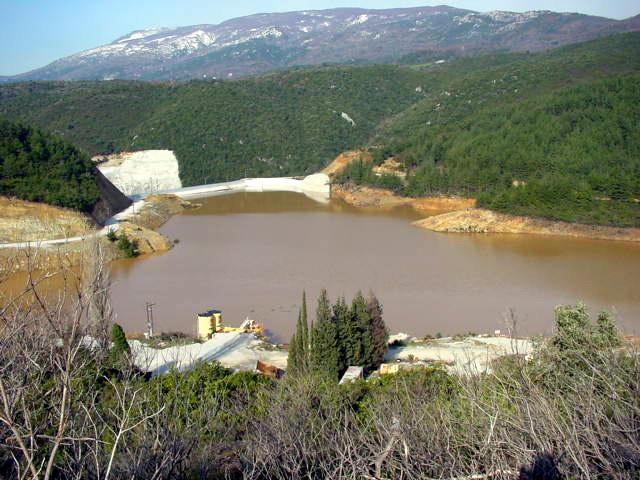 Τα τεχνικά χαρακτηριστικά του έργου είναι : Υψος Φράγµατος 4 m Υψόµετρο στέψης 77 m Μήκος στέψης 45 m Ογκος Φράγµατος 294.700 m 3 µε κλίση πρανών :,6 Ωφέλιµος όγκος λίµνης.620.