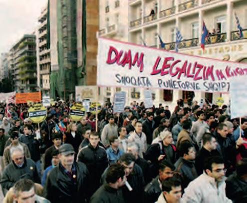 198 Κοινωνιολογία Η πολιτισμική ποικιλία, χαρακτηριστικό όλων των αναπτυγμένων χωρών, είναι ιδιαίτερα αισθητή και στην Ελλάδα: Αλβανοί, Πακιστανοί, Ινδοί, Αφγανοί, Ιρακινοί, Κούρδοι, Πολωνοί,