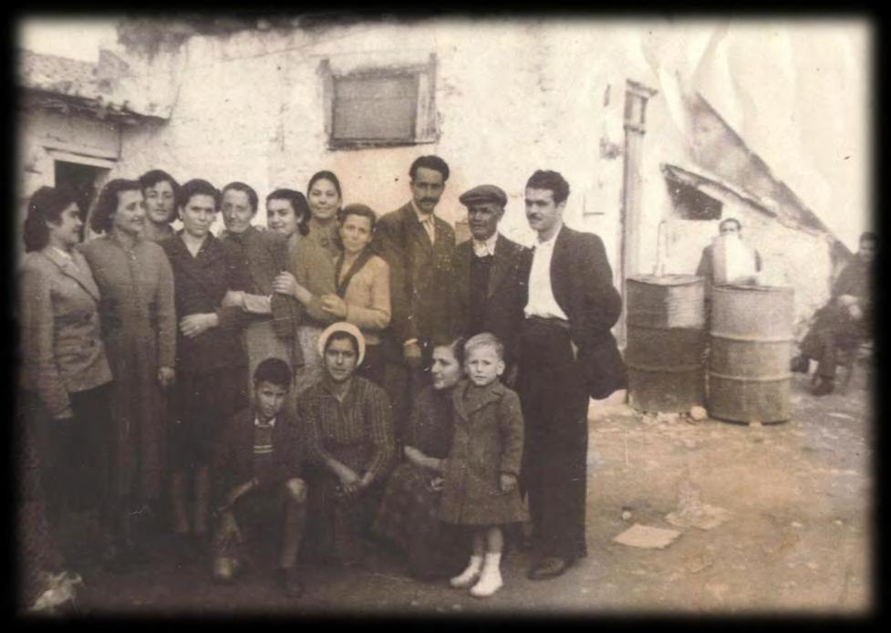 Αρκαδίας έμαθε την τέχνη του τσαρουχά στου Ψυρρή και στη συνέχεια (το 1898) ανέβηκε στα Νέα Λιόσια.