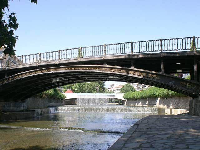 είναι μεταλλική. Η μεταλλική αυτή γέφυρα ήταν η μόνη που άντεξε στην πλημμύρα του 1907. Έχει μήκος 131 μ. και ύψος 6,30 μ.