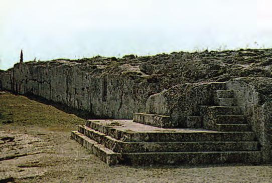Ο λόφος της Πνύκας. Στη φωτογραφία η τελική διαμόρφωση του βήματος στο τέλος του 5ου αιώνα π.χ. (Εκδοτ.
