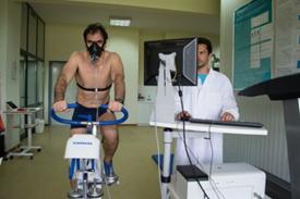 Α Εικόνα 6.5 Α και Β Εργοσπιροµέτρηση σε κυκλοεργόµετρο. Β Περιγραφή: Καθ όλη τη διάρκεια του πρωτοκόλλου, ο ασκούµενος ποδηλατεί µε 70 περιστροφές ανά min.
